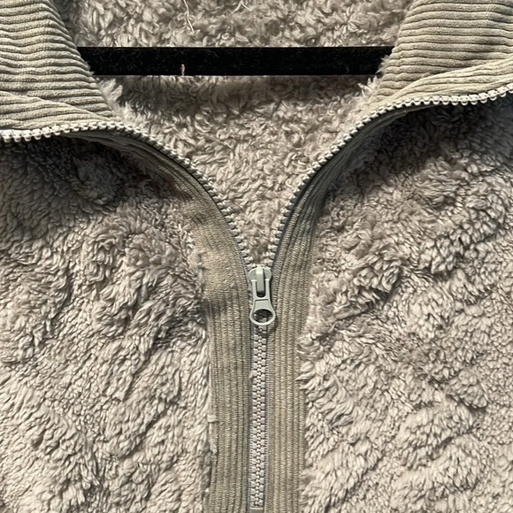 Furry diamond patterned fleece size large. - Picture 4 of 8